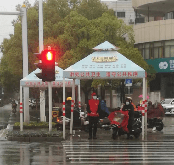 20220321陈镭：文明劝导 风雨无阻164.png