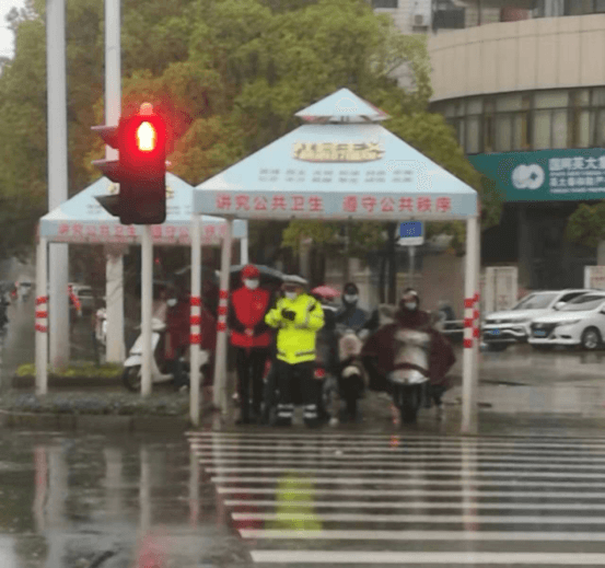 20220321陈镭：文明劝导 风雨无阻180.png