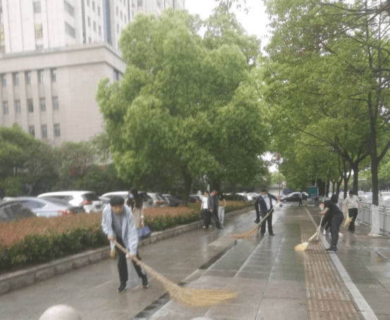 孝感中院风雨无阻开展卫生大扫除活动(1)128.png