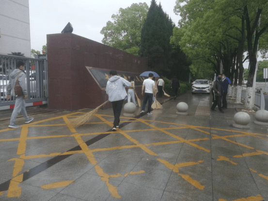 孝感中院风雨无阻开展卫生大扫除活动(1)130.png