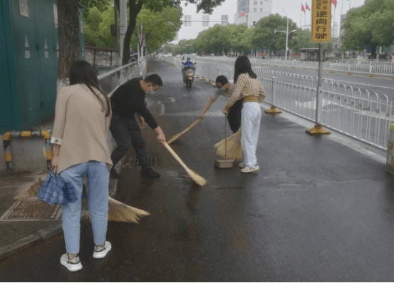 孝感中院风雨无阻开展卫生大扫除活动(1)384.png
