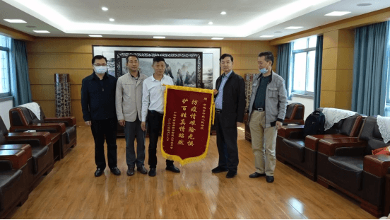 20220421丁华雄：孝感中院服务社区获赠锦旗96.png