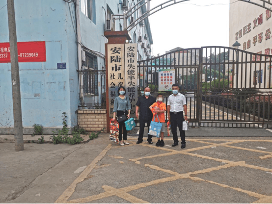 安陆法院看望首例撤销父母监护人资格案涉少年373.png 安陆法院看望首例撤销父母监护人资格案涉少年373.png