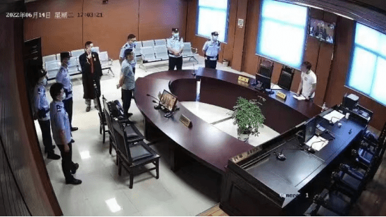 不愿离婚就犯浑？男子多次违反法庭纪律，法警现场维护法庭秩序268.png