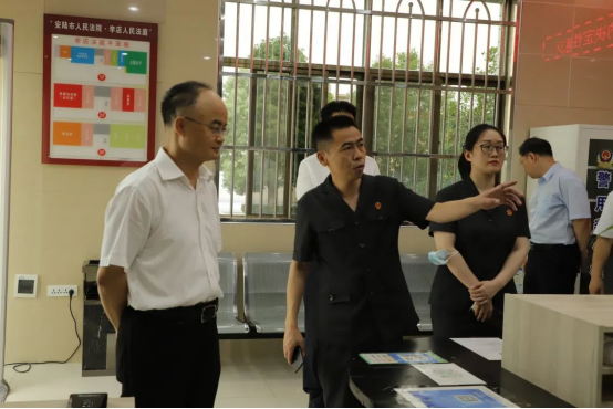 游劝荣院长与安陆法院干警一起学习省第十二次党代会精神83.png