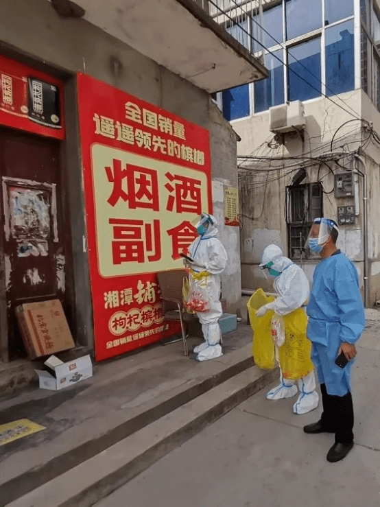 从“红”到“蓝”的坚守——记孝感中院渡口社区疫情防控突击队506.png