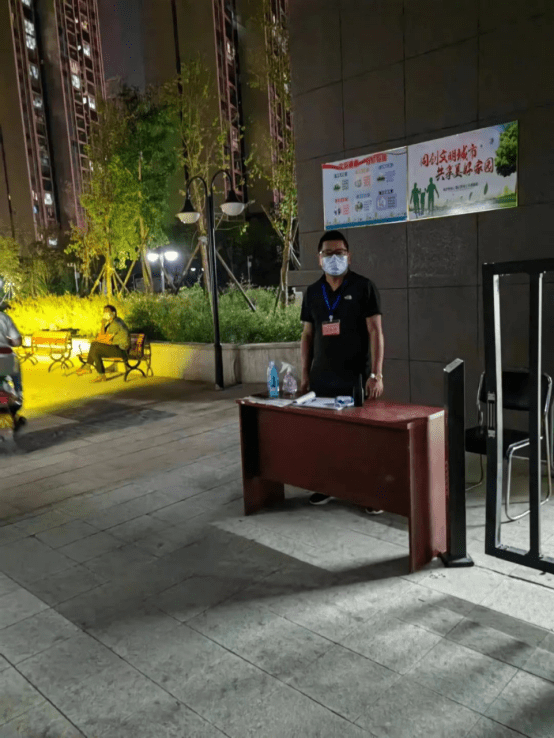 从“红”到“蓝”的坚守——记孝感中院渡口社区疫情防控突击队1076.png