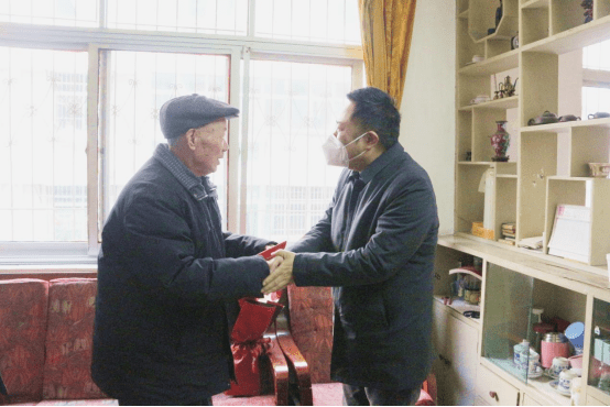 20230111李洁：前行不忘耕耘者 佳节关怀暖人心——肖保国走访慰问老干部173.png