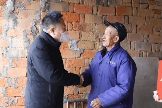 改：暖心！孝感市中级人民法院党组书记、院长肖保国主动登门 为司法救助贫困户送去法院温暖264.png