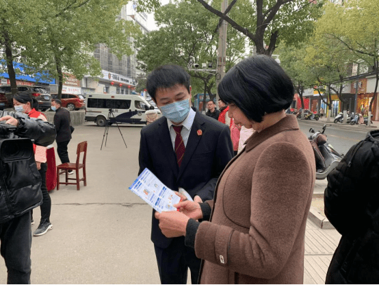 （2.28）巾帼在行动 普法宣传忙——大悟县人民法院开展“三八”维权周活动153.png