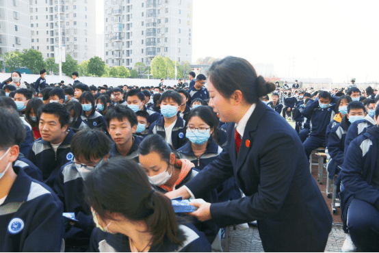20230315少审庭郝君：春风和煦日 普法正当时 孝感市中级人民法院开展送法进校园活动451.png