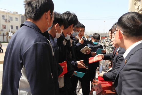 20230315少审庭郝君：春风和煦日 普法正当时 孝感市中级人民法院开展送法进校园活动651.png