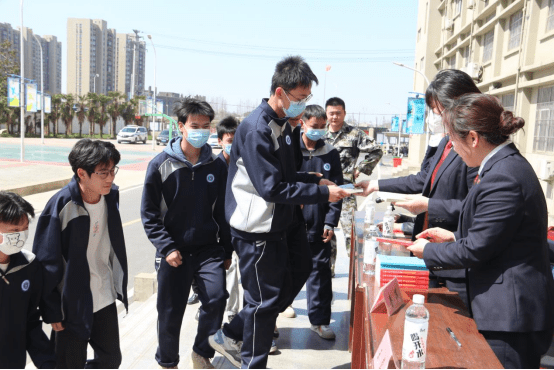 20230315少审庭郝君：春风和煦日 普法正当时 孝感市中级人民法院开展送法进校园活动652.png