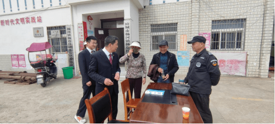 20230412张雨馨余希：庭审面场圃 以案话法治 应城法院杨河法庭发挥人大代表“家站”作用送法进乡村768.png