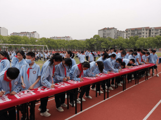 20230413少审庭陈露：法治副校长送法进校园 创建平安和谐校园249.png