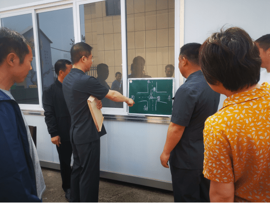 巡回审判时，他画图为村民讲解交通法规606.png