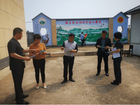 巡回审判时，他画图为村民讲解交通法规608.png