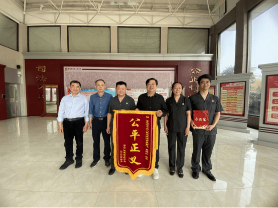 20230427立案庭于明伍：法院公平显正义，公司感谢送锦旗97.png