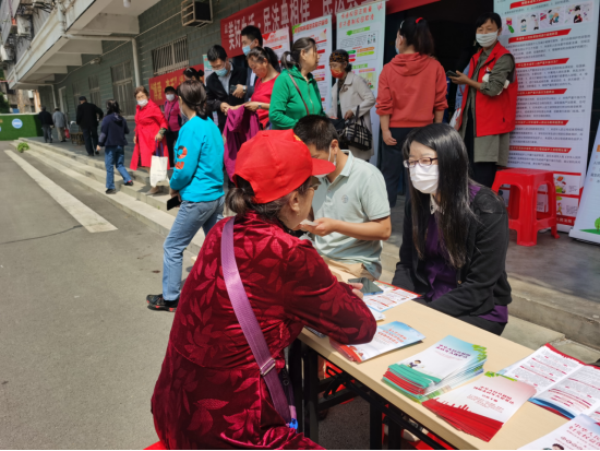 孝感中院投稿：“美好生活·民法典相伴” 进社区 进校园 普法宣传不停歇346.png